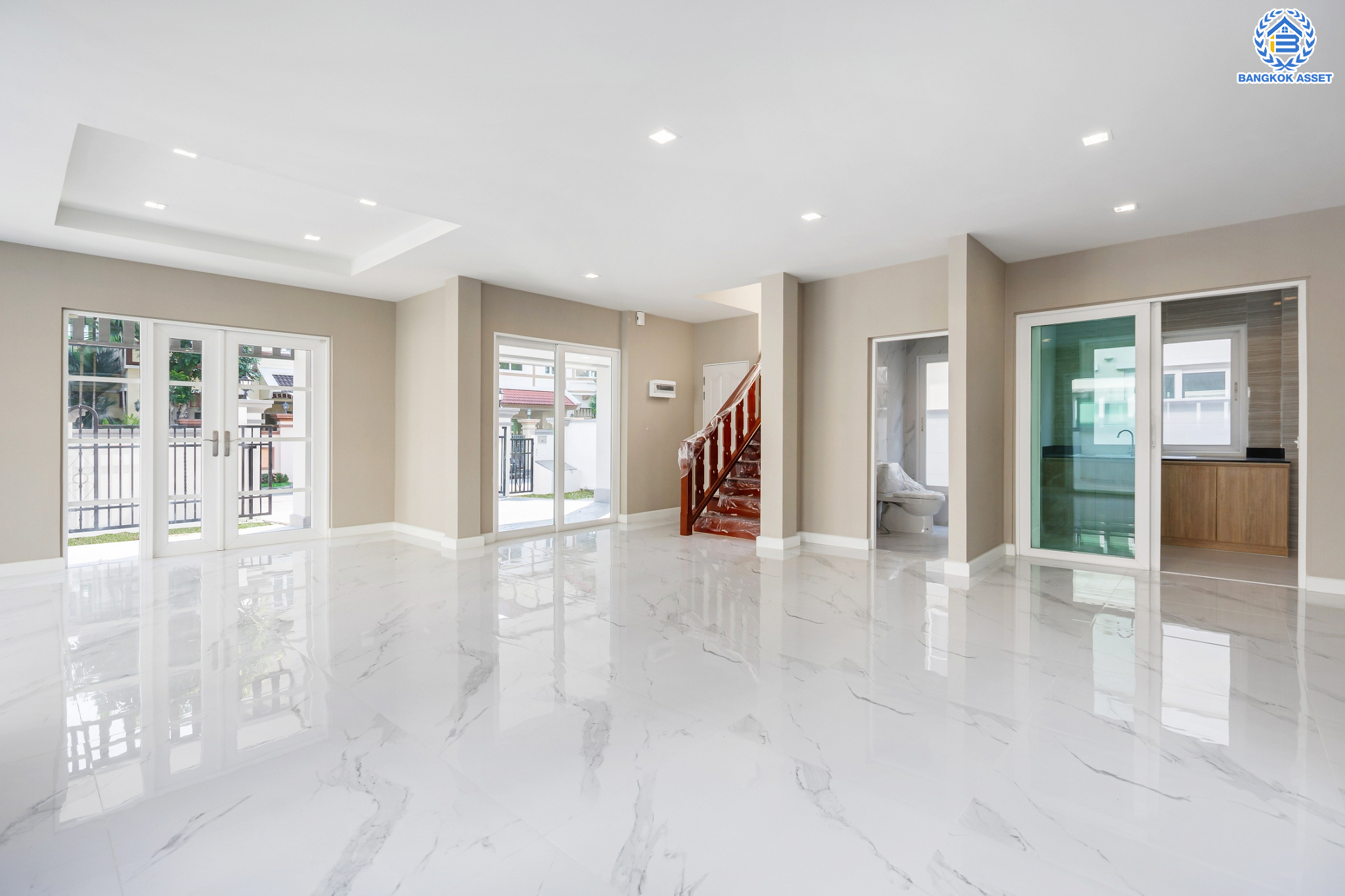 บ้านมือสองตกแต่งใหม่ ม.ลัดดารมย์ วัชรพล แบรนด์ Q.House เนื้อที่ 85.9 ตร.ว. ฟังก์ชัน 4 ห้องนอน 4 ห้องน้ำ จอดรถได้ 2 คัน Facilities ครบครัน บนทำเลเชื่อมต่อหลายเส้นทาง ถ.รามอินทรา ถ.สายไหม และถ.พหลโยธิน ใกล้สนามบินดอนเมือง ทางด่วน "ศรีรัช" และ "เซ็นทรัลรามอินทรา"